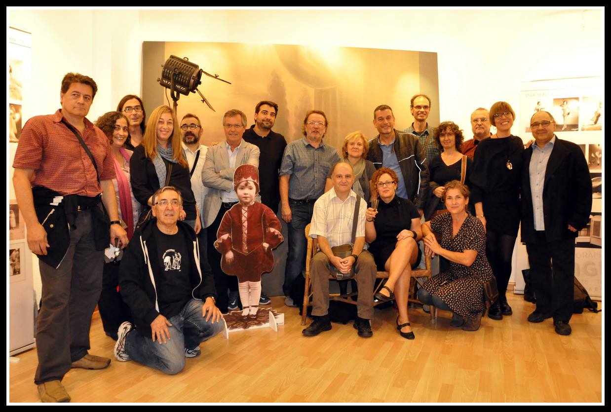 Alguns dels socis de Fotoconnexió assistents a la inaguració del "Daguerre de Sants"