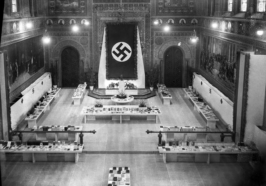 Exposició del llibre alemany al paranimf de la Universitat de Barcelona, febrer de 1941. Alexandre Merletti / IEFC
