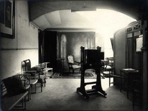 Plató de l’estudi fotogràfic dels Unal, a la plaça del Vi de Girona. ca 1920. Diputació de Girona. INSPAI