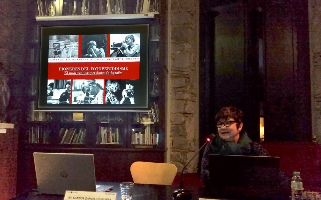 Dia Internacional de les Dones. Homenatge a Joana Bonet Busom, a càrrec de María de los Santos García Felguera.  Pioneres del fotoperiodisme. El món explicat per dones fotògrafes, a càrrec de Carme Huerta. 07/03/2019