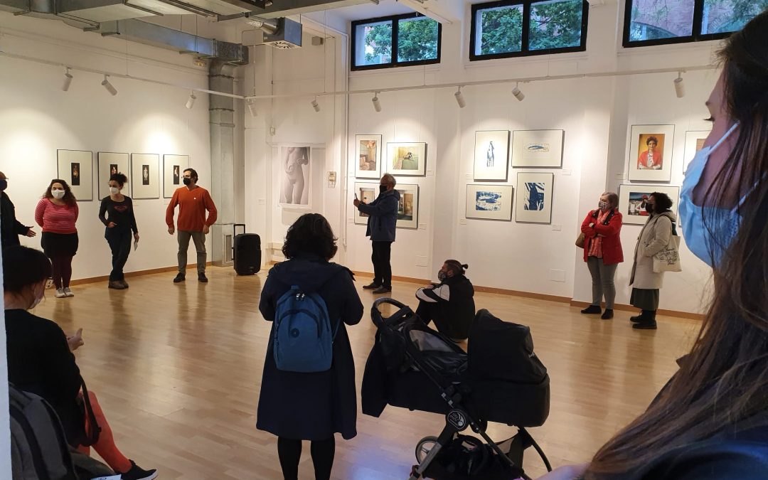 Inauguración de la exposición 11 Fotoconnectades en las cocheras de Sants