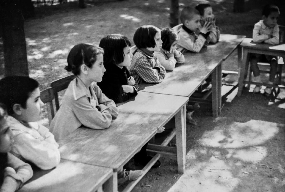 Fototertulia (Photo Talk) The children of the Republic at the Ignasi Igésias school, by Xavier de la Cruz