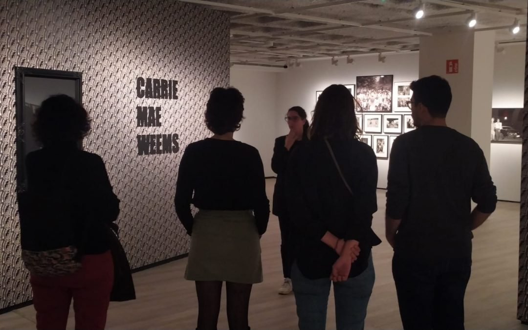 Guided tour of the Carrie Mae Weems exhibitions. A great turn within the possible and KBr Flama 22. Young talents from photography schools at MAPFRE’s KBr center